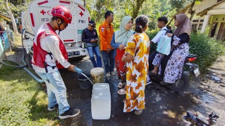 PMI Jember Bersama BPBD Distribusi 5.000 Liter Air Bersih Di Lokasi Kekeringan