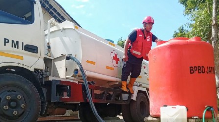 PMI Jember Droping 19.800 Liter Air Bersih Di Lokasi Kekeringan