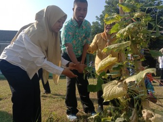 KESERUAN MPLS HARI KETIGA SDLB, SMPLB, SMALB: DARI SENAM CERIA HINGGA ASYIKNYA PETIK TIMUN BERSAMA DI MARKAS PMI KABUPATEN JEMBER