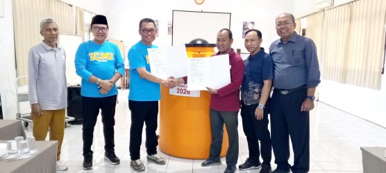 Bantu Warga Terdampak Kekeringan, ICMI Orda Jember Serahkan Tandon Air 1.200 Liter Via PMI Kabupaten Jember