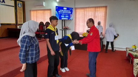KSR PMI UNIT ITS MANDALA GEMBLENG 96 ANGGOTA PMR WIRA JEMBER LEWAT LATIHAN GABUNGAN 