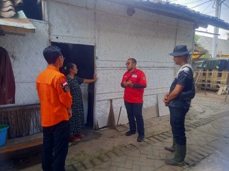 Kekeringan Meluas, Tim Tanggap Darurat PMI Jember Lakukan Asesmen Di Dusun Pelinggian Kelurahan Antirogo