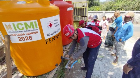 Kekeringan Di Jember Meluas Hingga Kawasan Kota, PMI Jember Pasang Dua Tandon Di Lokasi Terdampak