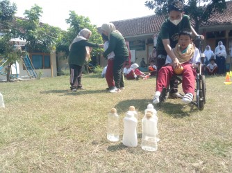 PENUH CERIA DAN HARU, SISWA SLB TUNAGRAHITA BERSAMA ORANG TUA RAYAKAN HUT RI DI MARKAS PMI JEMBER 