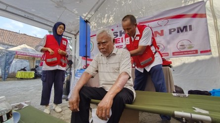 Lelah Perjalanan Menuju Muktamar Ke-35 NU Di Jombang, Muktamirin Dan Warga 