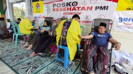 Jaga Stok Darah Selama Muktamar NU, PMI Jember-Jombang Bersama LAZ GERAKIN Gelar Donor Darah Di Masjid