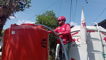 Tim Tanggap Darurat PMI Jember Salurkan 8.000 Liter Air Bersih, 200 KK Di Patrang Dan Antirogo Terbantu