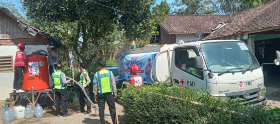 PMI SUPPORT POLRES JEMBER, MERIAHKAN HUT SATLANTAS BHAYANGKARA KE-71 DENGAN DISTRIBUSI AIR BERSIH KE DAERAH KEKERINGAN