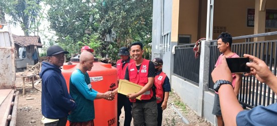 PMI Jember Salurkan Tandon Air 1.200 Liter Untuk Masjid Nurul Falah