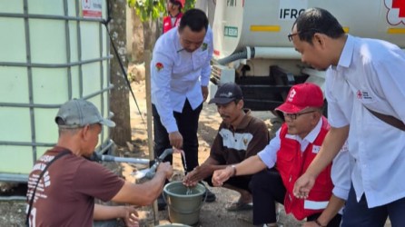 Kekeringan Di Jember Meluas, PMI Pasang Tandon Dan Pasok Air Bersih Di Desa Jubung