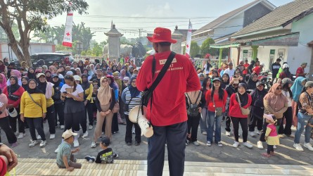SIRINE TSUNAMI MERAUNG-RAUNG!! RATUSAN WARGA BERHAMBURAN LARI SELAMATKAN DIRI KE BALAI DESA KEPANJEN 
