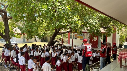 RELAWAN PMI JEMBER IKUT PERKUAT PEMULIHAN PENYINTAS GEMPA DI ENDE MELALUI LAYANAN DUKUNGAN PSIKOSOSIAL, 121 ANAK DAN GURU DI SD INPRES ROJABAI MENDAPAT PENDAMPINGAN PSS