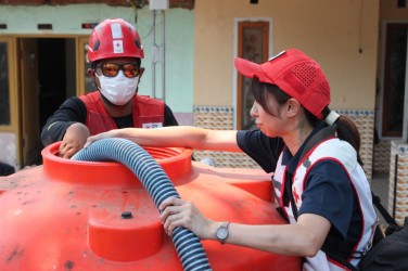 Kaori Omura Ikut Distribusi Air Bersih Bersama Relawan PMI Jember