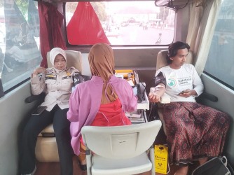 SEMARAKKAN PUNCAK HARI SANTRI NASIONAL 2026, UDD PMI JEMBER GELAR AKSI DONOR DARAH DI ALUN-ALUN JEMBER