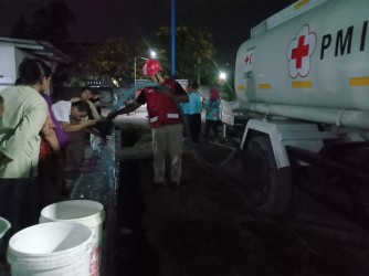 Kekeringan Makin Luas, Mobil Tangki PMI Jember “Diserbu” Warga Tegalbesar, Sumur Mulai Mengering