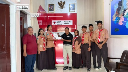 SINERGI KEMANUSIAAN, OSIS DAN PMR WIRA SMAN 3 JEMBER SALURKAN DONASI KEKERINGAN DAN KARHUTLA VIA PMI KABUPATEN JEMBER