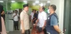 Gus Bupati Fawait Beri Semangat Petugas PMI Jember Saat Merujuk Pasien Di RSD Dr. Soebandi
